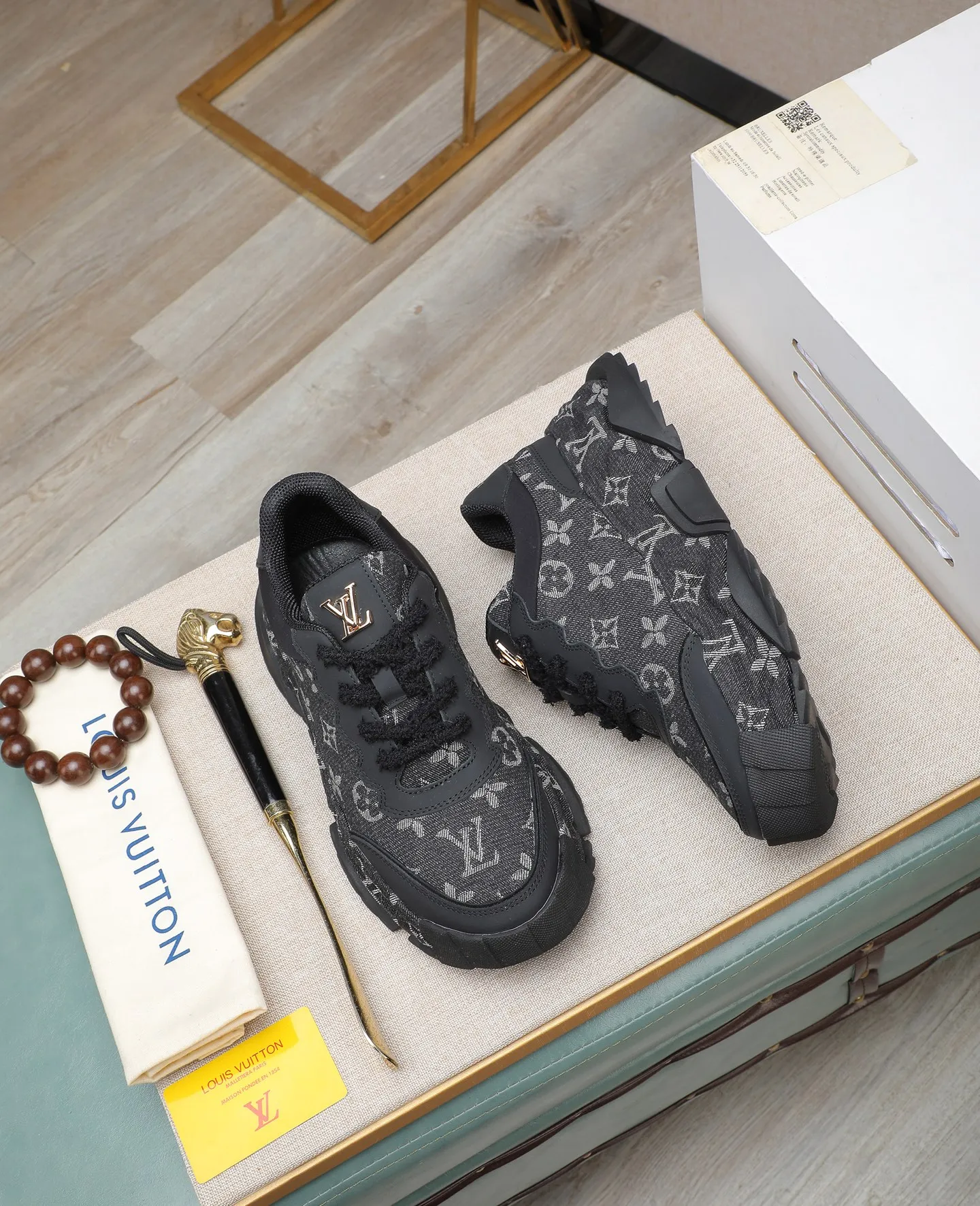 Men's shoes 💰600 LV are novel and fashionable, and the uppers are made of imported cowhide + LV special materials! Super trendy design! It’s eye-catching! The leather is soft, delicate, shiny and translucent, showing the ultimate in pure handcraftsmanship, and the mesh is soft, comfortable and breathable! Size: 39-44 (38 45 customized)